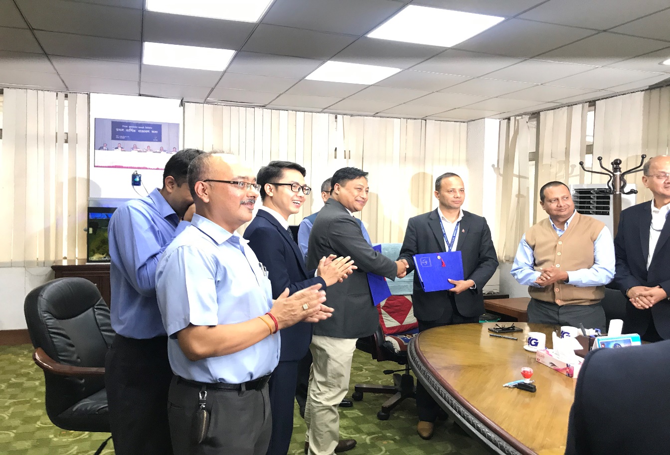 Nepal Telecom Ông Dilliram Adhikari trao hợp đồng cho đại diện liên doanh nhà thầu VNPT Technology - Kalash